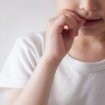 2歳児が爪を噛む原因はなぜ？やめさせるのがいいのか対策方法を解説！