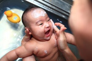 沐浴をお風呂の蓋の上でするのは危険！転落を防ぐ方法解説！
