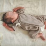 新生児はどこで寝るのがいい？寝場所の実例をご紹介！