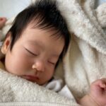 新生児の向き癖の直し方は？向き癖の原因や、赤ちゃんへの影響も解説