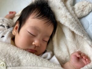 新生児の向き癖の直し方は？向き癖の原因や、赤ちゃんへの影響も解説