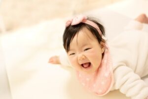 乳児が笑う理由はおもしろいから？それとも言葉を理解している？