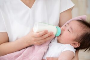 乳児のミルク量の平均はどれくらい？飲みすぎサインとは？