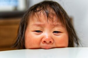 1歳児の噛みつきは親への愛情表現なの？原因と対策を解説！